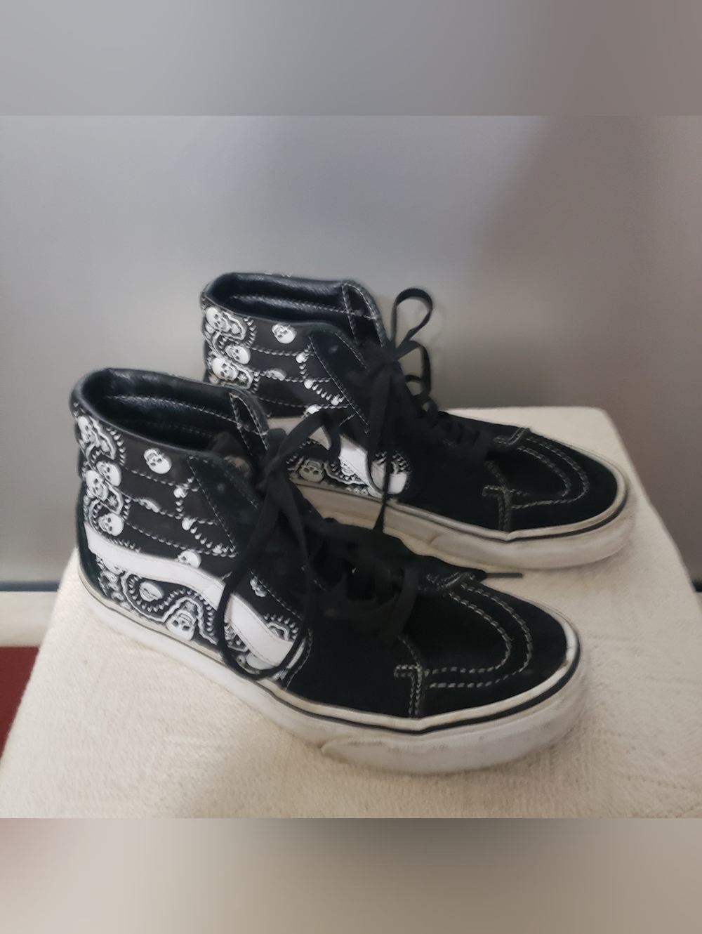 UNISEX VANS Sk8- HIGH BANDANA SHOES. BLACK WITH WHITE SKULLS AND TRIM. M 7½, W 9